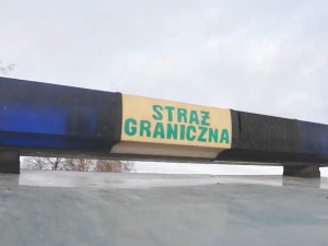 [VIDEO] Zostaniecie zawróceni do kraju, z którego przybyliście. Komunikaty do imigrantów na granicy