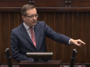 Frustrat, maminsynek i ogólnie żałosny typek. Winnicki nie przebiera w słowach