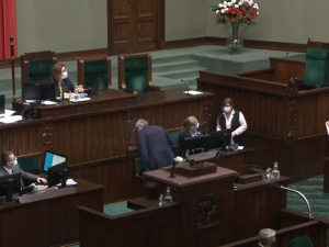 [video] Awantura w Sejmie. Jachira rozrzuciła wokół mównicy kartki i odmówiła posprzątania. PiS narobił bałaganu, PiS będzie to sprzątał