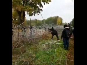 [video] Coraz goręcej na granicy. Migranci przy pomocą metalowych palików próbują forsować ogrodzenie