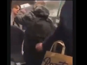 [VIDEO] Kiedy w brytyjskim pociągu ktoś rusza na pomoc bitemu, w tle słychać znajome polskie przekleństwa