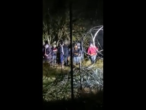 [video] 70-osobowa grupa usiłowała w nocy sforsować granicę. Nowe nagranie Straży Granicznej
