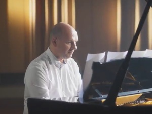 [VIDEO] Wiceszef MSZ gra na fortepianie i promuje Konkurs Chopinowski