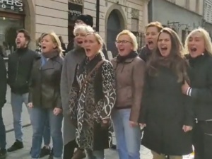 Krakowscy aktorzy wrzeszczą na ulicy. Dziwaczna demonstracja przeciwko torturom na granicy [VIDEO]