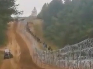 [VIDEO] Sznur nielegalnych migrantów na granicy z Polską? Straż Graniczna publikuje nagranie
