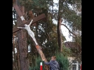 Po odrażającej profanacji. Krzyż znowu stanie w Zielonej Górze!