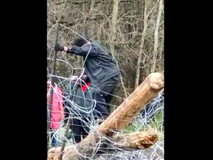 Tak imigranci forsowali umocnienia graniczne. Straż Graniczna opublikowała nagranie [WIDEO]