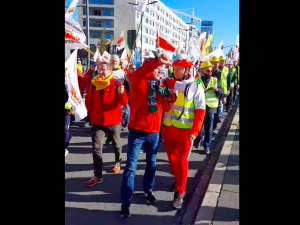 Protestująca „Solidarność” napotkała na swojej drodze… 20-osobową kontrmanifestację [WIDEO]