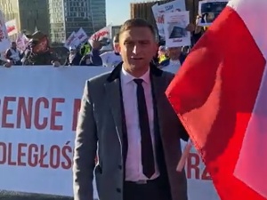 Bąkiewicz na proteście w Luksemburgu: Dzisiaj wszyscy Polacy powinni stanąć po stronie pracowników z Turowa
