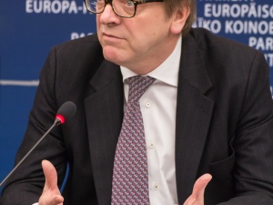 Verhofstadt mówi o Putinie? Internauci przypominają niewygodne zdjęcia