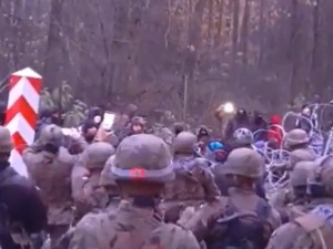 [VIDEO] Gorąco na granicy z Białorusią. Dwóch polskich żołnierzy trafiło do szpitala!