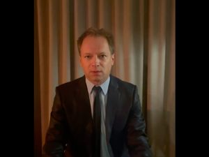 Maciej Stuhr postanowił sparodiować Jarosława Kaczyńskiego. „Poziom gimbazy” [WIDEO]