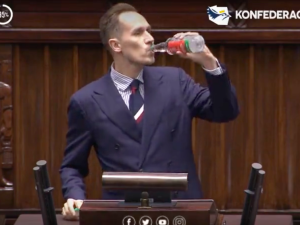 Debata o podwyżce akcyzy na alkohol. Poseł Konfederacji pił na mównicy sejmowej? [WIDEO]