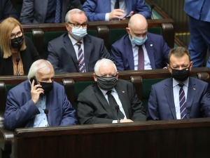 [SONDAŻ] Duży spadek poparcia dla PiS. Kto zyskał w najnowszym badaniu CBOS?