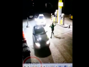 Szokujące sceny na stacji paliw w Żabnie. Mężczyzna zaatakował maczetą kierowcę BMW [WIDEO]
