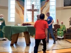 Agresywny mężczyzna groził księdzu. Wierni znieśli agresora z ołtarza. [VIDEO]