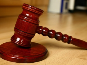 Zdjęcia wagin z symbolami religijnymi i narodowymi. Autor wystawy usłyszał zarzuty