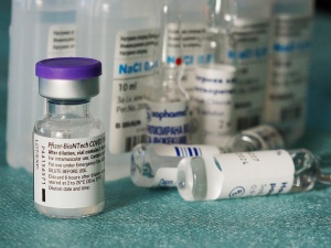 Gigantyczne zyski ze sprzedaży szczepionek przeciwko COVID-19. Ile zarobi Pfizer?