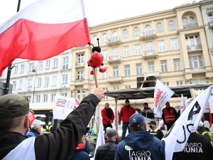 [Foto] Pikieta pracowników handlu. „Nie chcemy być niewolnikami europejskich korporacji”