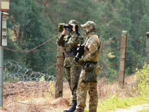 [FOTO] „Białorusini budują specjalną infrastrukturę, by przepchnąć migrantów do Polski”. Szef MON publikuje zdjęcia