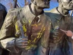 [VIDEO] Zdewastowano pomnik marszałka Piłsudskiego w Krakowie. Pomalowano go niebieską i żółtą farbą