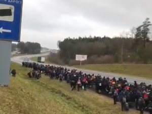 Tłumy migrantów na granicy. Rząd zwołuje sztab kryzysowy. „Dziś dzień pełen odpowiedzialności. Dla nas wszystkich”