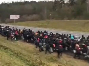 [Video] „Rozpoczęła się największa próba masowego siłowego wejścia na teren Polski”. Fala migrantów ruszyła w stronę granicy RP!