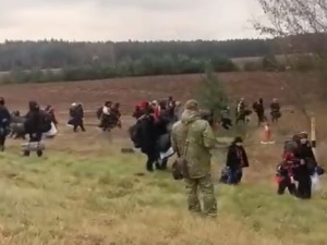 [VIDEO] „Bezprecedensowa prowokacja Łukaszenki”. Franak Viačorka publikuje filmy z zajść na granicy