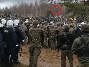 [VIDEO] Migranci atakują polską granicę. Rzucają w polskich funkcjonariuszy butelkami?