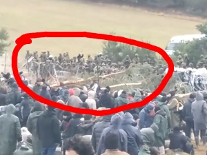 [VIDEO] Imigranci taranują drzewami umocnienia graniczne. Opublikowano film