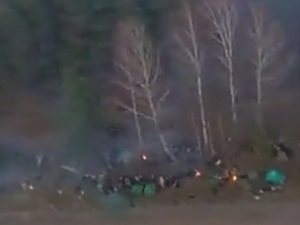 Białoruscy żołnierze strzelają w powietrze. Chcą wystraszyć imigrantów, którzy chcieliby wrócić w głąb Białorusi?[VIDEO]