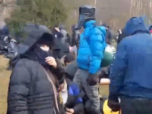 „Wygląda na to, że faza aktywna dobiegła końca”. Imigranci rozbijają namioty [VIDEO]