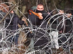[VIDEO] Migranci przecinają ogrodzenie na granicy z Polską. Ministerstwo Obrony Narodowej publikuje nagranie