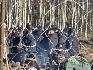 Odprawa migrantów z białoruskim propagandystą? Terytorialsi publikują zaskakujące zdjęcie
