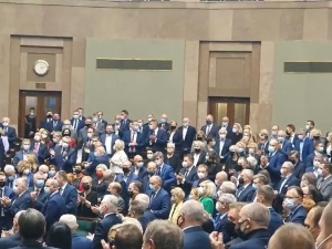 Niektórzy nie widzą potrzeby, by podziękować. Posłowie bili brawo polskim funkcjonariuszom