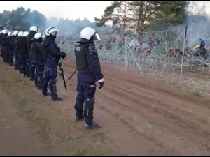 Policja: „Ogrodzenie odbudowane po próbie agresywnego przekroczenia granicy”