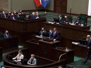 Premier mówił o nieobecności prezesa PiS z powodu choroby. Na sali sejmowej śmiech [VIDEO]