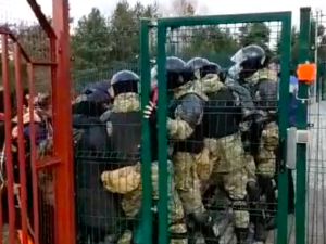 „Oto, co dzieje się z imigrantami, którzy chcą dotrzeć do przejścia granicznego”. Białoruski dziennikarz publikuje film [WIDEO]