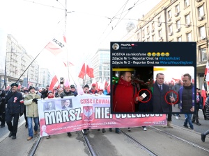 Dziennikarze Onetu na Strajku Kobiet i Marszu Niepodległości. Internauta zwrócił uwagę na jeden szczegół [FOTO]