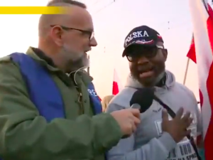 „Jak nie idzie, to nie idzie”. Dziennikarz Onetu spotkał na Marszu Niepodległości czarnoskórego mężczyznę [WIDEO]