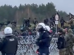 Marsz imigrantów wzdłuż umocnień granicznych. MON publikuje film z zamkniętego przejścia granicznego