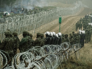 Białoruscy funkcjonariusze donoszą imigrantom wódkę? Zaskakujące doniesienia znad granicy