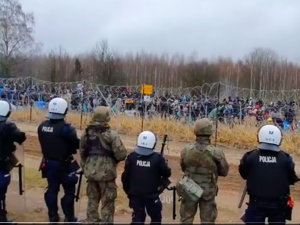 MON i SG: Białorusini przygotowują się do forsowania granicy; instrukcje dla cudzoziemców, wóz telewizyjny [video]
