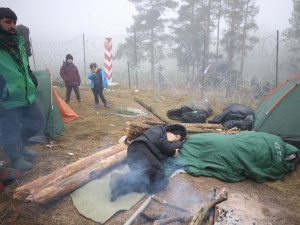 Szwajcarski dziennik: Niemiecka „kultura gościnności” współodpowiedzialna za chaos na polskiej granicy
