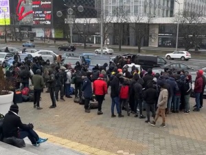 Migranci z Białorusi wsiadają do autobusów i jadą na granicę z Polską. Dziś kolejny szturm? [VIDEO]