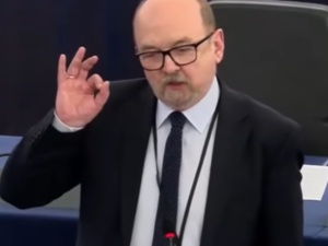 Profesor Legutko: „Bruksela chce nas zastraszyć, ignoruje nasze zasady i nasze instytucje”