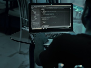 ABW i FBI zatrzymały cyberprzestępcę z Ukrainy. Grozi mu do 100 lat więzienia