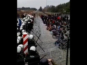 Nielegalni imigranci gromadzą się przy przejściu w Kuźnicy. Spodziewane siłowe forsowanie granicy. Nowy film