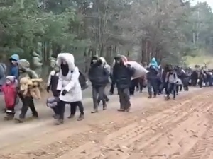 Ogromna fala migrantów z Białorusi zbliża się do Polski. W sieci pojawiły się nagrania [VIDEO]
