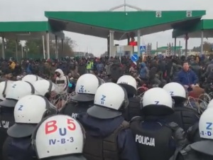 Migranci przenieśli się z koczowiska na granicę. „Autokary nie zostaną podstawione”
